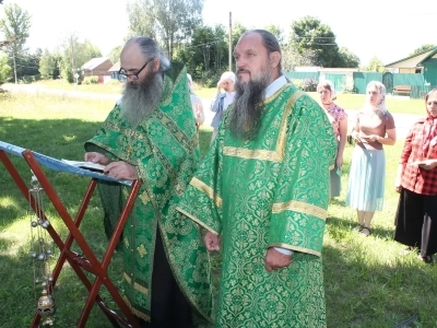 В селе Внуковичи Новозыбковского благочиния молитвенно почтили память преподобного Сергия Радонежского у Поклонного Креста на месте разрушенного храма