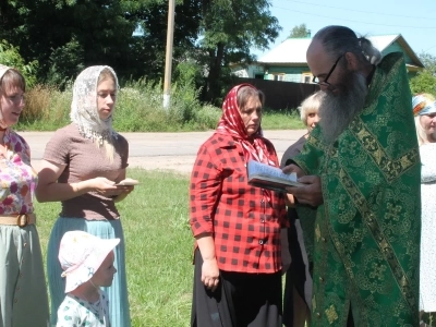 В селе Внуковичи Новозыбковского благочиния молитвенно почтили память преподобного Сергия Радонежского у Поклонного Креста на месте разрушенного храма