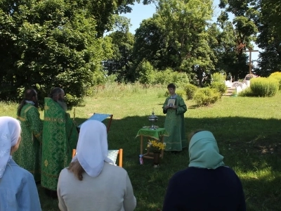 В селе Внуковичи Новозыбковского благочиния молитвенно почтили память преподобного Сергия Радонежского у Поклонного Креста на месте разрушенного храма