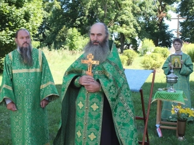 В селе Внуковичи Новозыбковского благочиния молитвенно почтили память преподобного Сергия Радонежского у Поклонного Креста на месте разрушенного храма