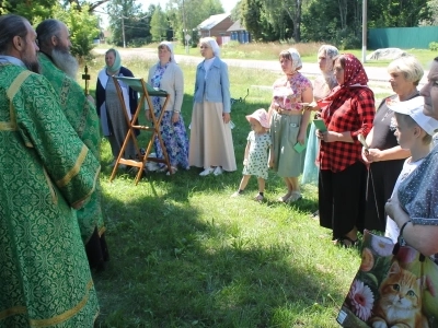 В селе Внуковичи Новозыбковского благочиния молитвенно почтили память преподобного Сергия Радонежского у Поклонного Креста на месте разрушенного храма