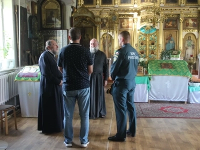 Соработничество с МЧС в Новозыбковском церковном округе Клинцовской епархии: Рабочий визит благочинного в храмы Злынковского района с целью обеспечения противопожарной безопасности Соработничество с МЧС в Новозыбковском церковном округе Клинцовской епархии: Рабочий визит благочинного в храмы Злынковского района с целью обеспечения противопожарной безопасности