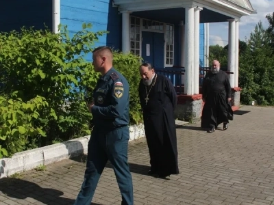 Соработничество с МЧС в Новозыбковском церковном округе Клинцовской епархии: Рабочий визит благочинного в храмы Злынковского района с целью обеспечения противопожарной безопасности Соработничество с МЧС в Новозыбковском церковном округе Клинцовской епархии: Рабочий визит благочинного в храмы Злынковского района с целью обеспечения противопожарной безопасности