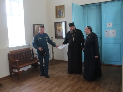 Соработничество с МЧС в Новозыбковском церковном округе Клинцовской епархии: Рабочий визит благочинного в храмы Злынковского района с целью обеспечения противопожарной безопасности Соработничество с МЧС в Новозыбковском церковном округе Клинцовской епархии: Рабочий визит благочинного в храмы Злынковского района с целью обеспечения противопожарной безопасности