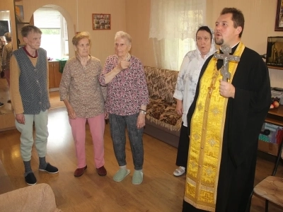 В день Преображения Господня священник посетил постояльцев и сотрудников АНО «Центр помощи пожилым людям и инвалидам «Мы вместе» города Новозыбкова В день Преображения Господня священник посетил постояльцев и сотрудников АНО «Центр помощи пожилым людям и инвалидам «Мы вместе» города Новозыбкова