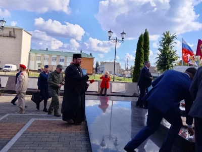 Священнослужитель принял участие в праздновании дня поселка в Красной Горе Священнослужитель принял участие в праздновании дня поселка в Красной Горе