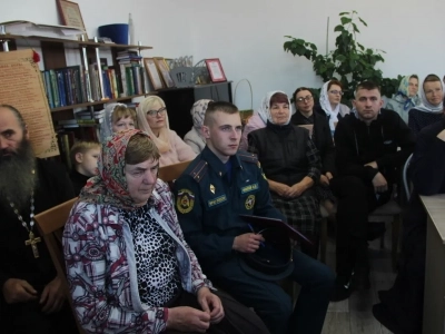 Спасатели Новозыбковского городского округа провели инструктаж для священнослужителей и прихожан храмов города Новозыбкова Спасатели Новозыбковского городского округа провели инструктаж для священнослужителей и прихожан храмов города Новозыбкова