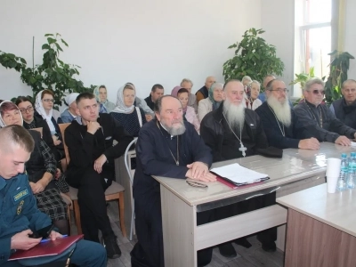 Спасатели Новозыбковского городского округа провели инструктаж для священнослужителей и прихожан храмов города Новозыбкова Спасатели Новозыбковского городского округа провели инструктаж для священнослужителей и прихожан храмов города Новозыбкова