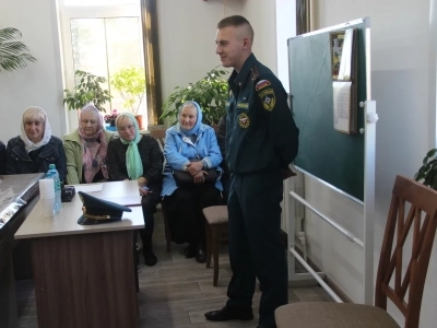 Спасатели Новозыбковского городского округа провели инструктаж для священнослужителей и прихожан храмов города Новозыбкова Спасатели Новозыбковского городского округа провели инструктаж для священнослужителей и прихожан храмов города Новозыбкова