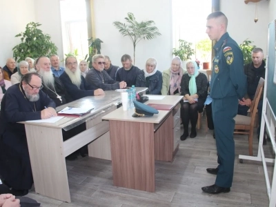Спасатели Новозыбковского городского округа провели инструктаж для священнослужителей и прихожан храмов города Новозыбкова Спасатели Новозыбковского городского округа провели инструктаж для священнослужителей и прихожан храмов города Новозыбкова