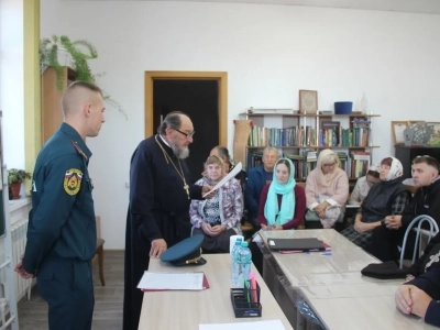 Спасатели Новозыбковского городского округа провели инструктаж для священнослужителей и прихожан храмов города Новозыбкова Спасатели Новозыбковского городского округа провели инструктаж для священнослужителей и прихожан храмов города Новозыбкова