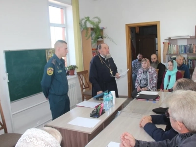 Спасатели Новозыбковского городского округа провели инструктаж для священнослужителей и прихожан храмов города Новозыбкова Спасатели Новозыбковского городского округа провели инструктаж для священнослужителей и прихожан храмов города Новозыбкова