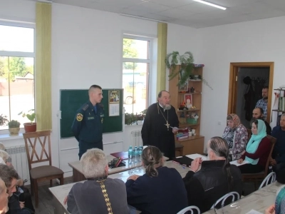 Спасатели Новозыбковского городского округа провели инструктаж для священнослужителей и прихожан храмов города Новозыбкова Спасатели Новозыбковского городского округа провели инструктаж для священнослужителей и прихожан храмов города Новозыбкова