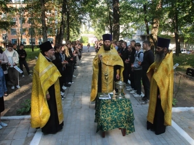 На братской могиле защитников Новозыбкова от немецко-фашистских захватчиков, что находится на территории Новозыбковского сельскохозяйственного техникума, установлен и освящен Поклонный крест