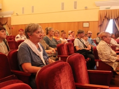 Прихожане храмов Новозыбковского благочиния посетили в в городе Клинцы концерт духовной авторской песни группы "Лик на Восток" "Россия – колыбель моя".