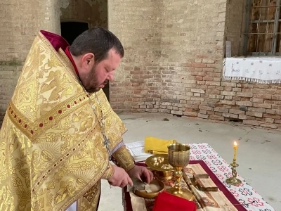 « он сказал им в ответ: сказываю вам, что если они умолкнут, то камни возопиют» (Лк. 19:40).Первая Божественная литургия в Храме в честь Покрова Пресвятой Богородицы села Медведи Красногорского района