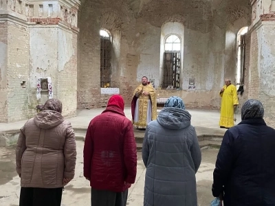 « он сказал им в ответ: сказываю вам, что если они умолкнут, то камни возопиют» (Лк. 19:40).Первая Божественная литургия в Храме в честь Покрова Пресвятой Богородицы села Медведи Красногорского района