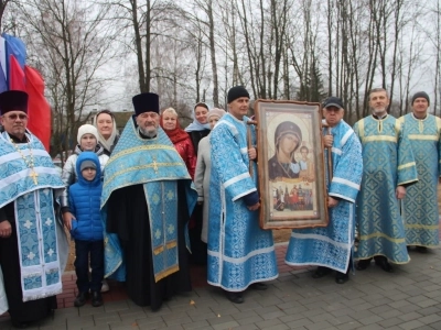 День народного единства, День празднования Божией Матери перед иконой Ея «Казанская» ознаменован открытием обновленного мемориального комплекса «Воин с автоматом и девочка» в селе Новые Бобовичи и соборной молитвой о народном единстве