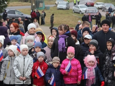 День народного единства, День празднования Божией Матери перед иконой Ея «Казанская» ознаменован открытием обновленного мемориального комплекса «Воин с автоматом и девочка» в селе Новые Бобовичи и соборной молитвой о народном единстве