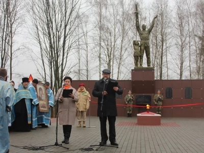 День народного единства, День празднования Божией Матери перед иконой Ея «Казанская» ознаменован открытием обновленного мемориального комплекса «Воин с автоматом и девочка» в селе Новые Бобовичи и соборной молитвой о народном единстве