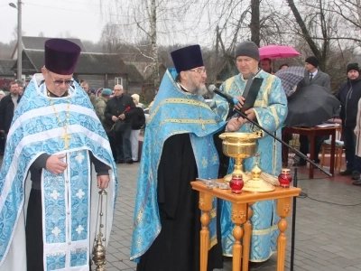 День народного единства, День празднования Божией Матери перед иконой Ея «Казанская» ознаменован открытием обновленного мемориального комплекса «Воин с автоматом и девочка» в селе Новые Бобовичи и соборной молитвой о народном единстве