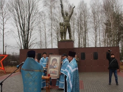 День народного единства, День празднования Божией Матери перед иконой Ея «Казанская» ознаменован открытием обновленного мемориального комплекса «Воин с автоматом и девочка» в селе Новые Бобовичи и соборной молитвой о народном единстве