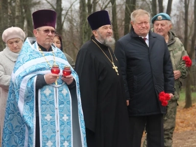 День народного единства, День празднования Божией Матери перед иконой Ея «Казанская» ознаменован открытием обновленного мемориального комплекса «Воин с автоматом и девочка» в селе Новые Бобовичи и соборной молитвой о народном единстве