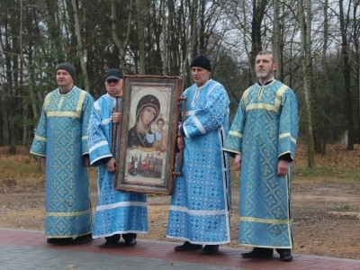 День народного единства, День празднования Божией Матери перед иконой Ея «Казанская» ознаменован открытием обновленного мемориального комплекса «Воин с автоматом и девочка» в селе Новые Бобовичи и соборной молитвой о народном единстве