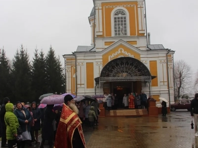 В пределы Новозыбковского благочиния, по благословению Епископа Клинцовского и Трубчевского Владимира, принесены иконы Великомученика и Целителя Пантелеимона и Великомученика и Победоносца Георгия с частицами их мощей