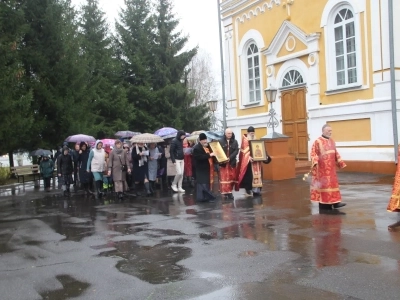 В пределы Новозыбковского благочиния, по благословению Епископа Клинцовского и Трубчевского Владимира, принесены иконы Великомученика и Целителя Пантелеимона и Великомученика и Победоносца Георгия с частицами их мощей