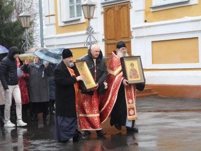 В пределы Новозыбковского благочиния, по благословению Епископа Клинцовского и Трубчевского Владимира, принесены иконы Великомученика и Целителя Пантелеимона и Великомученика и Победоносца Георгия с частицами их мощей