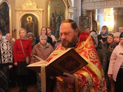 В пределы Новозыбковского благочиния, по благословению Епископа Клинцовского и Трубчевского Владимира, принесены иконы Великомученика и Целителя Пантелеимона и Великомученика и Победоносца Георгия с частицами их мощей