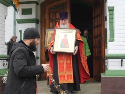 В пределы Новозыбковского благочиния, по благословению Епископа Клинцовского и Трубчевского Владимира, принесены иконы Великомученика и Целителя Пантелеимона и Великомученика и Победоносца Георгия с частицами их мощей