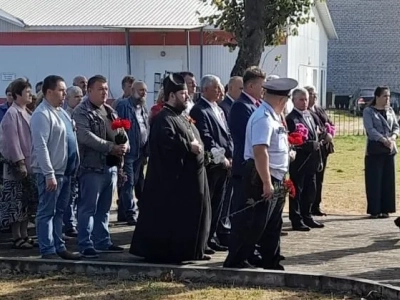 Священник принял участи в торжественном митинге, посвященном Дню посёлка Красная Гора и освобождению посёлка от немецко-фашистских захватчиков