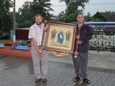 Христиане Новозыбковского благочиния Клинцовской Епархии поклонились святыне - копии Небоявленного Животворящего Креста Господня (Годеновский Крест)