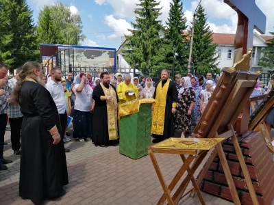 Христиане Новозыбковского благочиния Клинцовской Епархии поклонились святыне - копии Небоявленного Животворящего Креста Господня (Годеновский Крест)