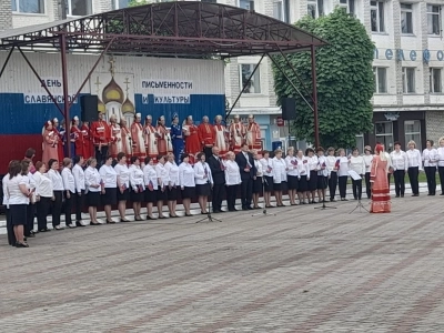 Последний звонок в Новобобовичской школе Новозыбковского городского округа: Священник напутствовал выпускников. Да благословит Бог ваши добрые начинания и благие свершения !