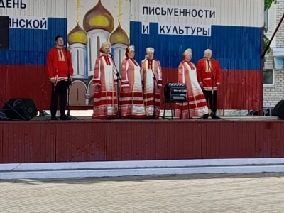 Последний звонок в Новобобовичской школе Новозыбковского городского округа: Священник напутствовал выпускников. Да благословит Бог ваши добрые начинания и благие свершения !