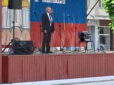 Последний звонок в Новобобовичской школе Новозыбковского городского округа: Священник напутствовал выпускников. Да благословит Бог ваши добрые начинания и благие свершения !