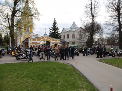 Любители-мотоциклисты юго-западных районов Брянской области начали новый мотосезон 2022 года с молитвы в храме в честь Чуда Архистратига Михаила в Хонех города Новозыбкова, испросив благословения у Господа на путешествие