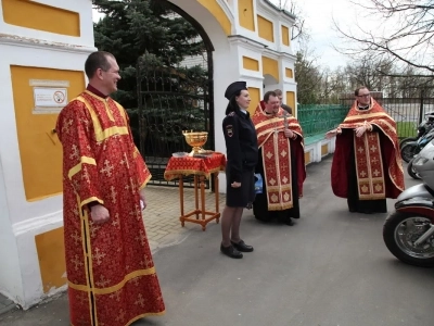 Любители-мотоциклисты юго-западных районов Брянской области начали новый мотосезон 2022 года с молитвы в храме в честь Чуда Архистратига Михаила в Хонех города Новозыбкова, испросив благословения у Господа на путешествие