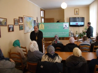 В рамках XXX юбилейных Международных Рождественских образовательных чтений «К 350-летию со дня рождения Петра I: секулярный мир и религиозность», в Новозыбковском благочинии Клинцовской епархии состоялся круглый стол: «Наука и Православие во времена правления Императора Петра I»