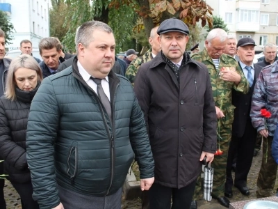 В Новозыбкове в День города увековечили память участников боевых действий. Новосооруженный памятный знак освятил Благочинный Новозыбковского церковного округа