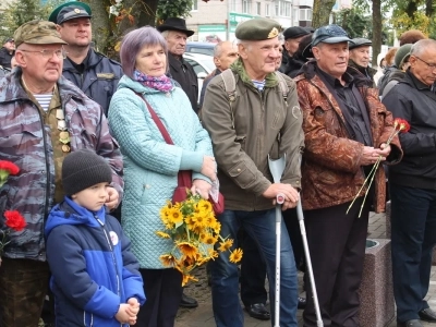 В Новозыбкове в День города увековечили память участников боевых действий. Новосооруженный памятный знак освятил Благочинный Новозыбковского церковного округа