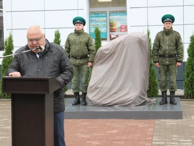 В Новозыбкове в День города увековечили память участников боевых действий. Новосооруженный памятный знак освятил Благочинный Новозыбковского церковного округа