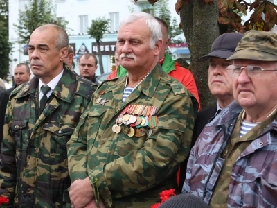 В Новозыбкове в День города увековечили память участников боевых действий. Новосооруженный памятный знак освятил Благочинный Новозыбковского церковного округа