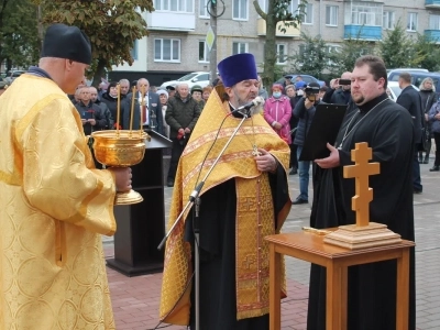 В Новозыбкове в День города увековечили память участников боевых действий. Новосооруженный памятный знак освятил Благочинный Новозыбковского церковного округа