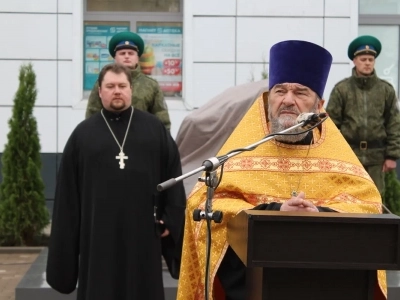 В Новозыбкове в День города увековечили память участников боевых действий. Новосооруженный памятный знак освятил Благочинный Новозыбковского церковного округа