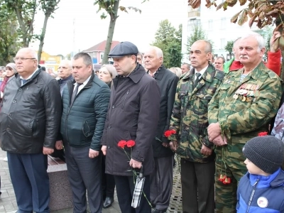 В Новозыбкове в День города увековечили память участников боевых действий. Новосооруженный памятный знак освятил Благочинный Новозыбковского церковного округа