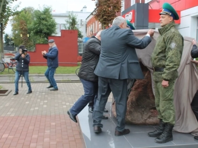 В Новозыбкове в День города увековечили память участников боевых действий. Новосооруженный памятный знак освятил Благочинный Новозыбковского церковного округа